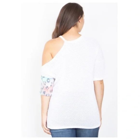๐PLUS SIZE. One Cold Shoulder Leopard Top - Picture 4 of 4